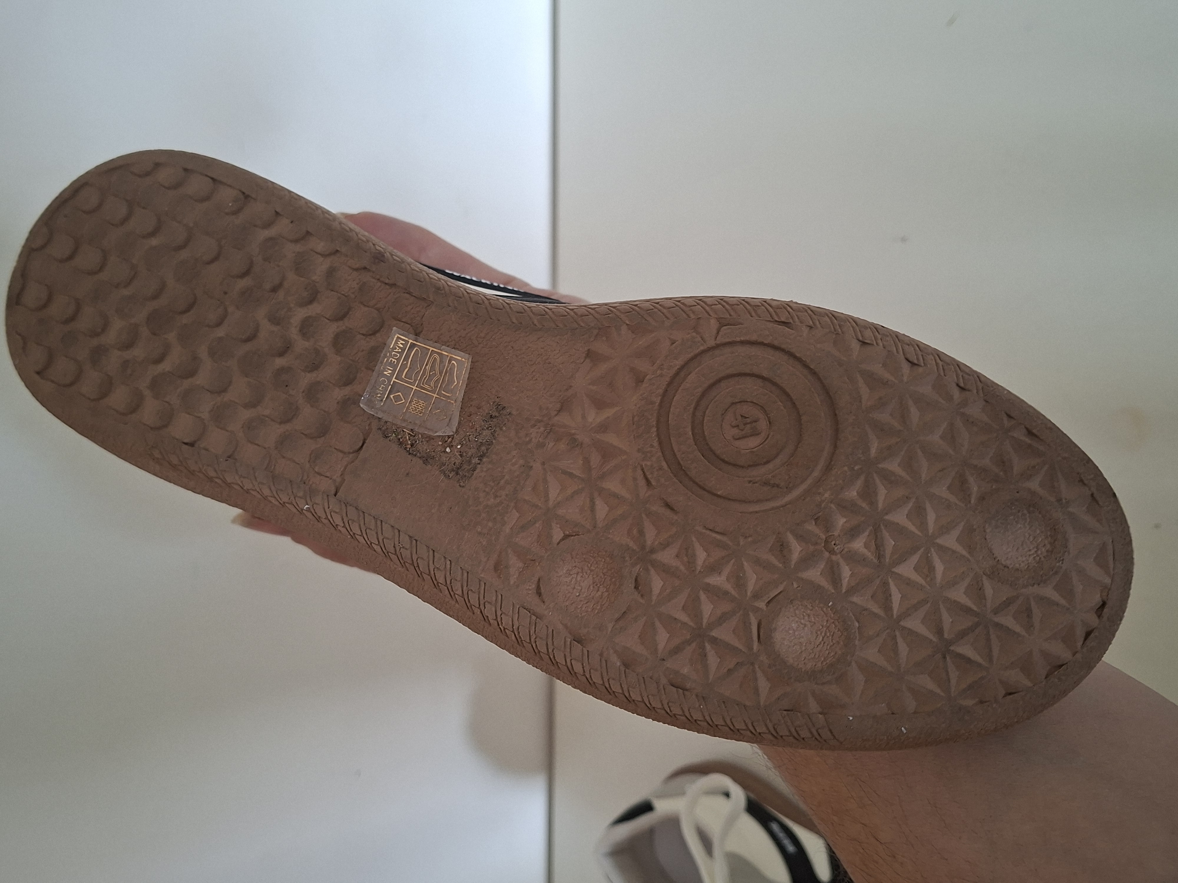 Walking sneakers wit met grijze suède en zwarte strepen