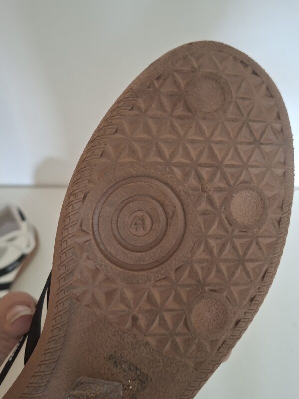 Walking sneakers wit met grijze suède en zwarte strepen