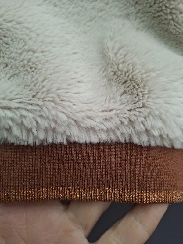 Milla Star teddy sweater ecru met roestbruin glinsterend boord