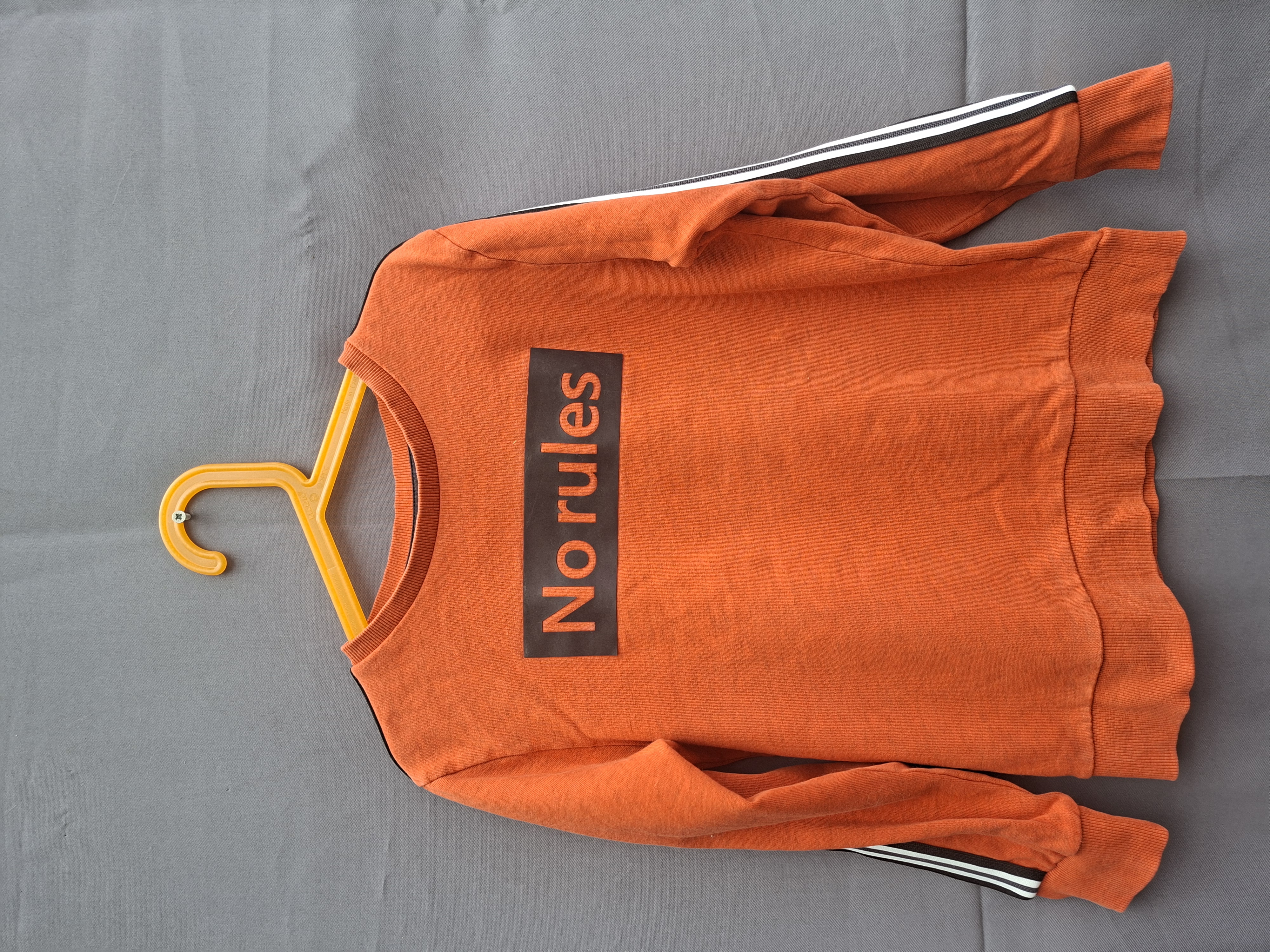 Unlocked "No rules" sweater oranje met streepdetail