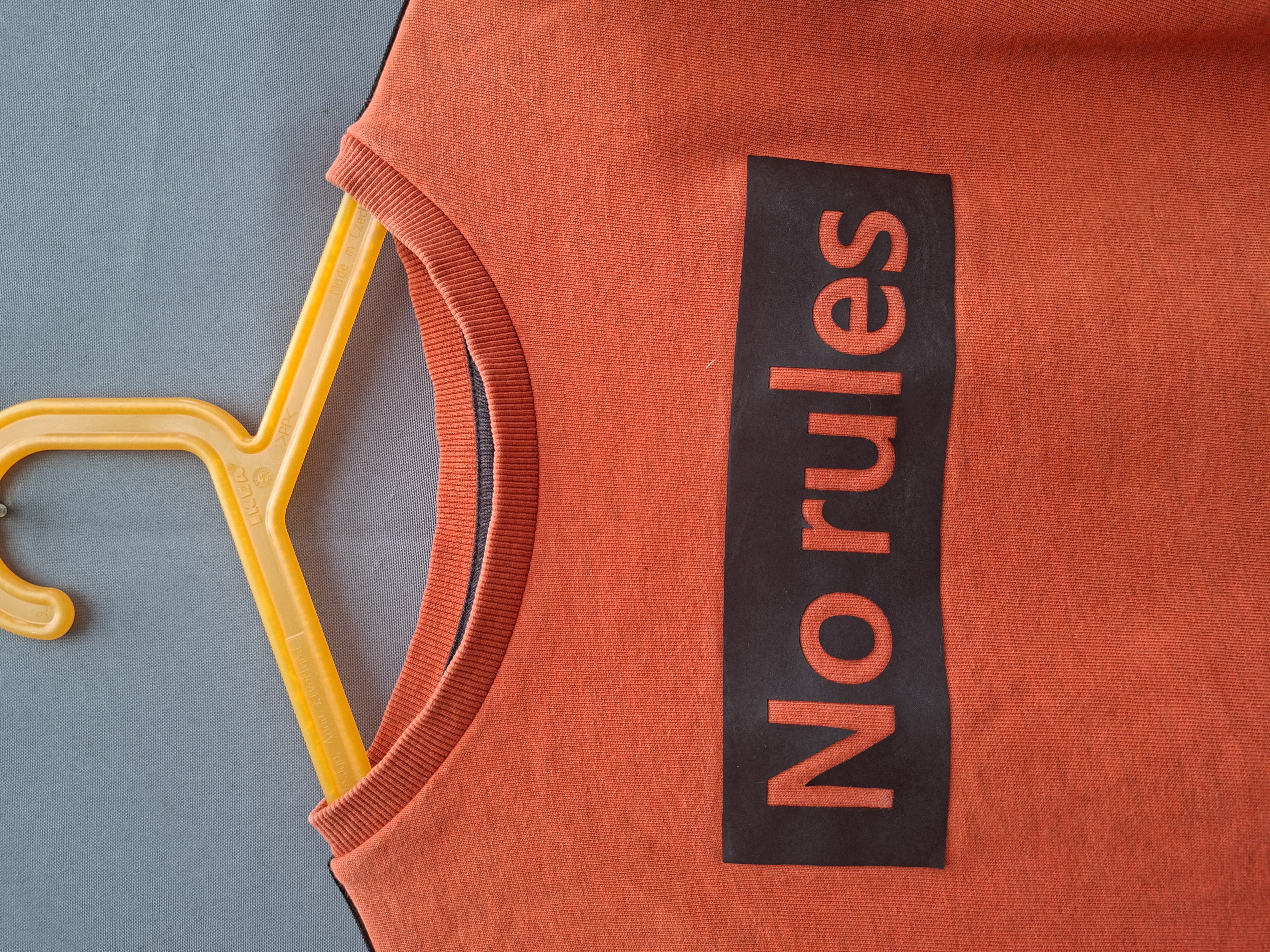 Unlocked "No rules" sweater oranje met streepdetail