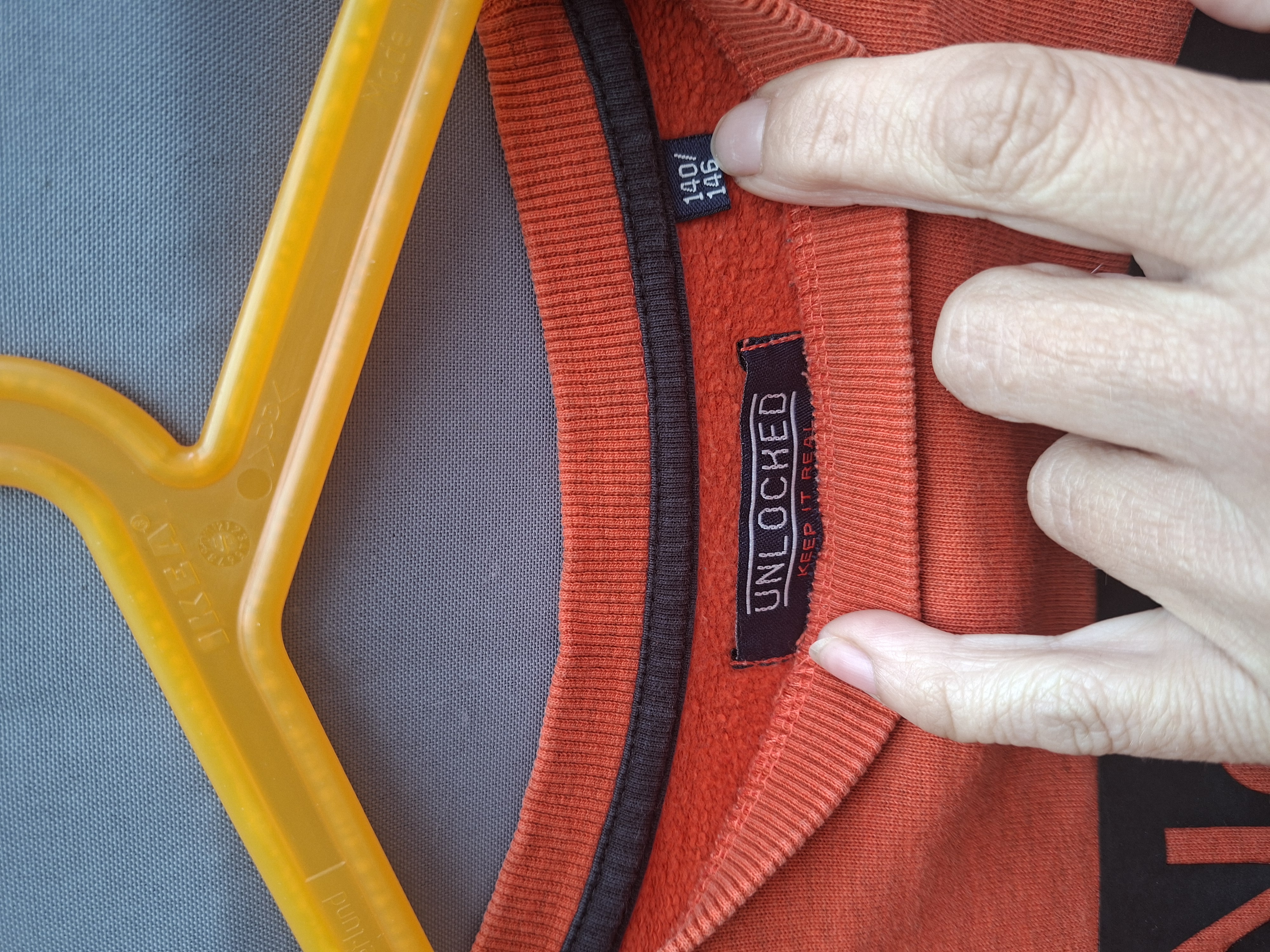 Unlocked "No rules" sweater oranje met streepdetail