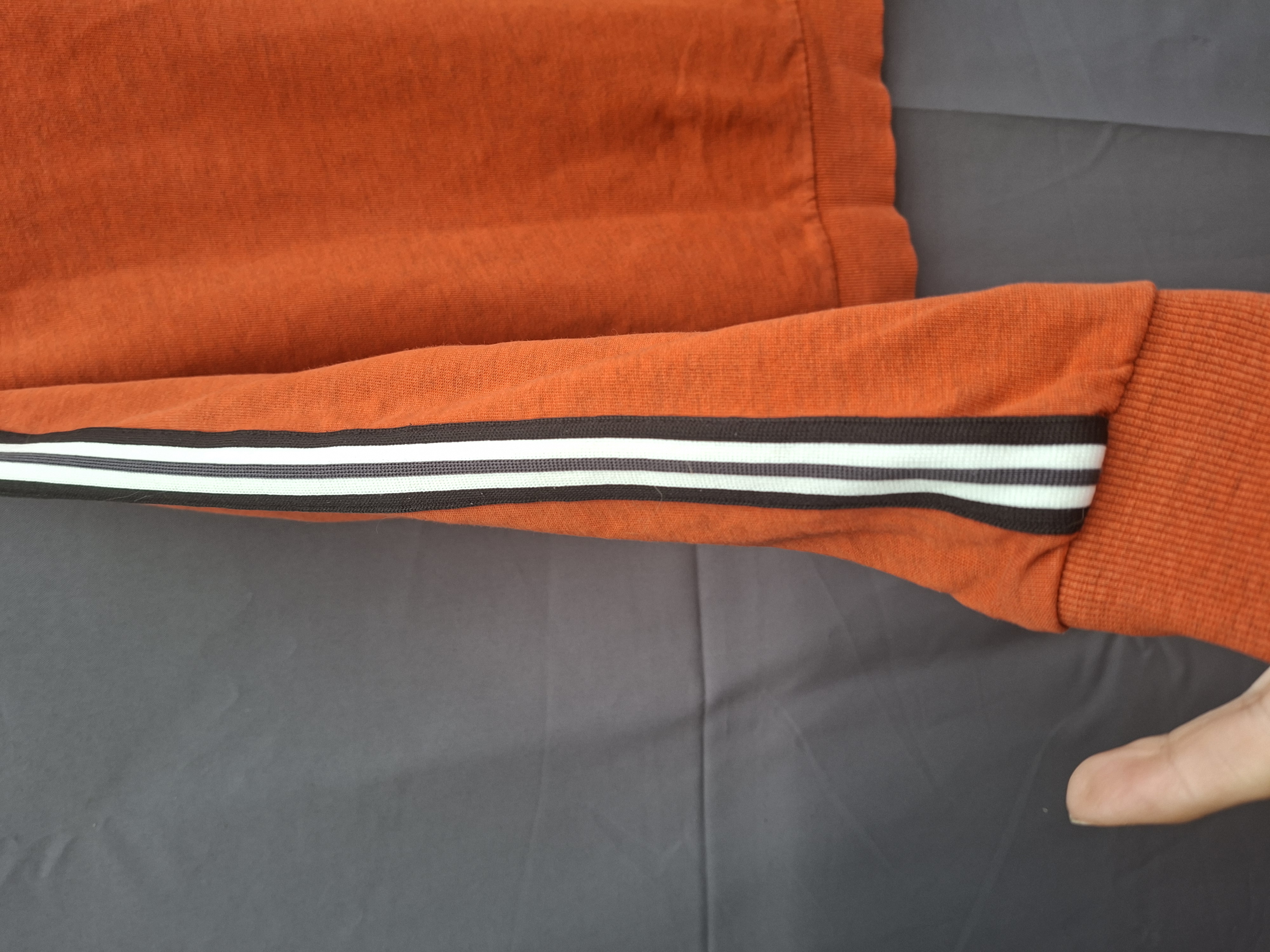 Unlocked "No rules" sweater oranje met streepdetail