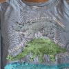 20260418_161317 H&M sweater lichtblauw dinosaurus pailletten maat 110/116 nette staat