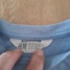 20260418_161327 H&M sweater lichtblauw dinosaurus pailletten maat 110/116 nette staat