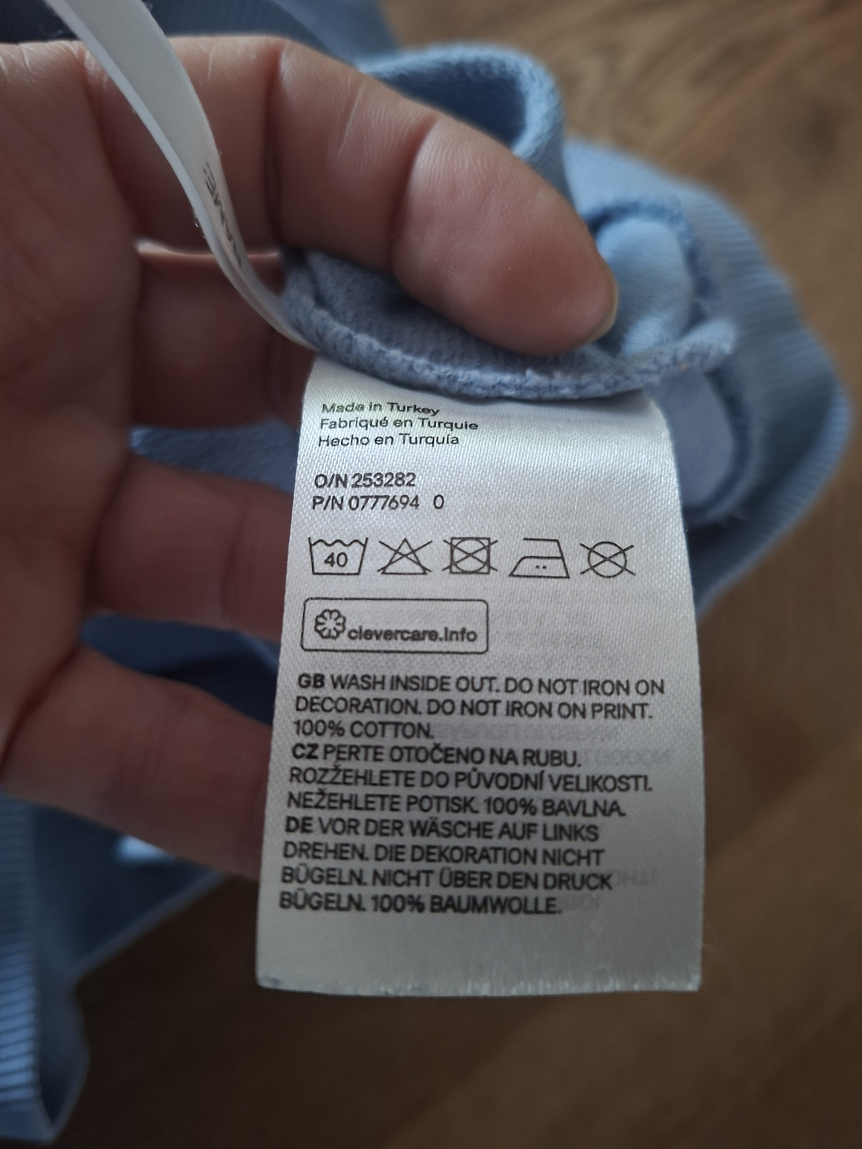20260418_161457 H&M sweater lichtblauw dinosaurus pailletten maat 110/116 nette staat