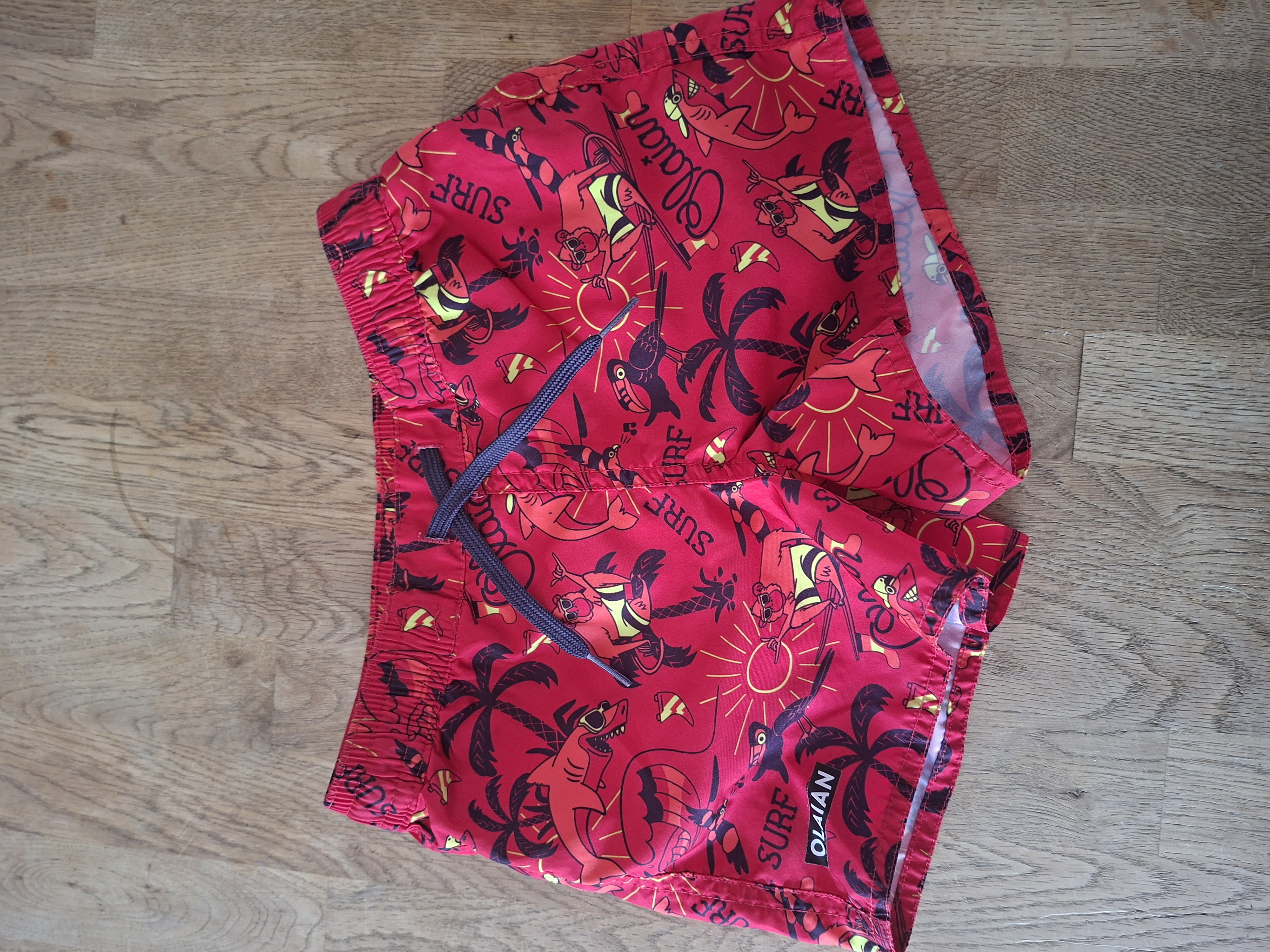 20260418_162125 Olaian (Decathlon) zwembroek rood surf print maat 110 nette staat