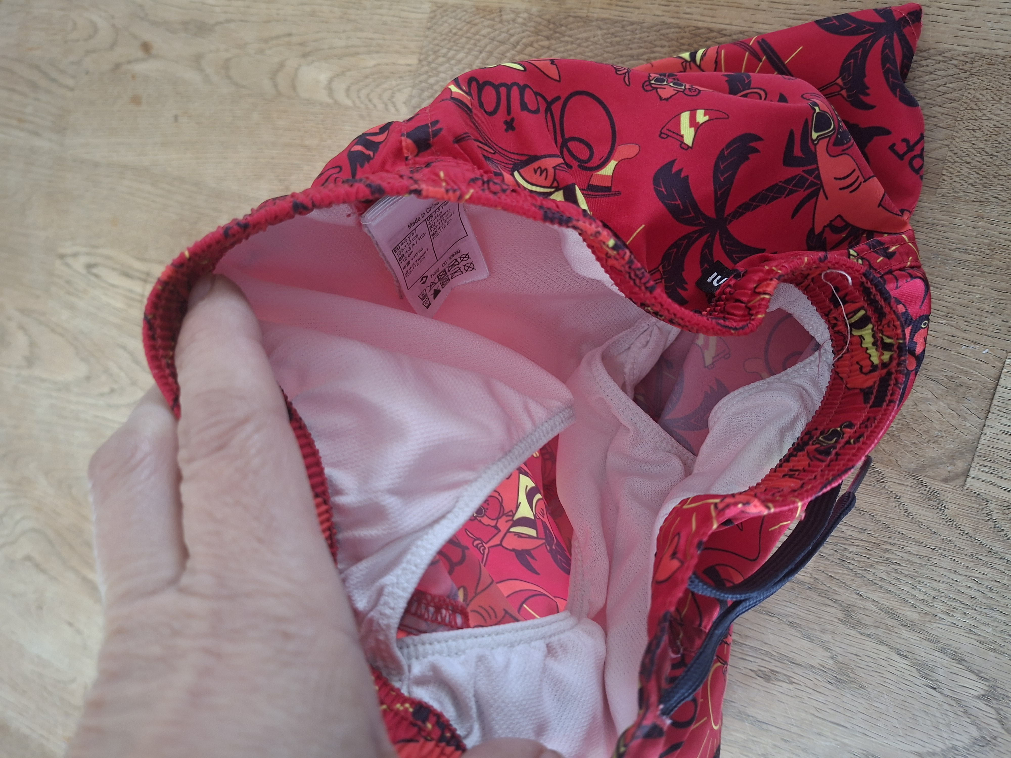 Olaian (Decathlon) zwembroek rood surf print maat 110 nette staat