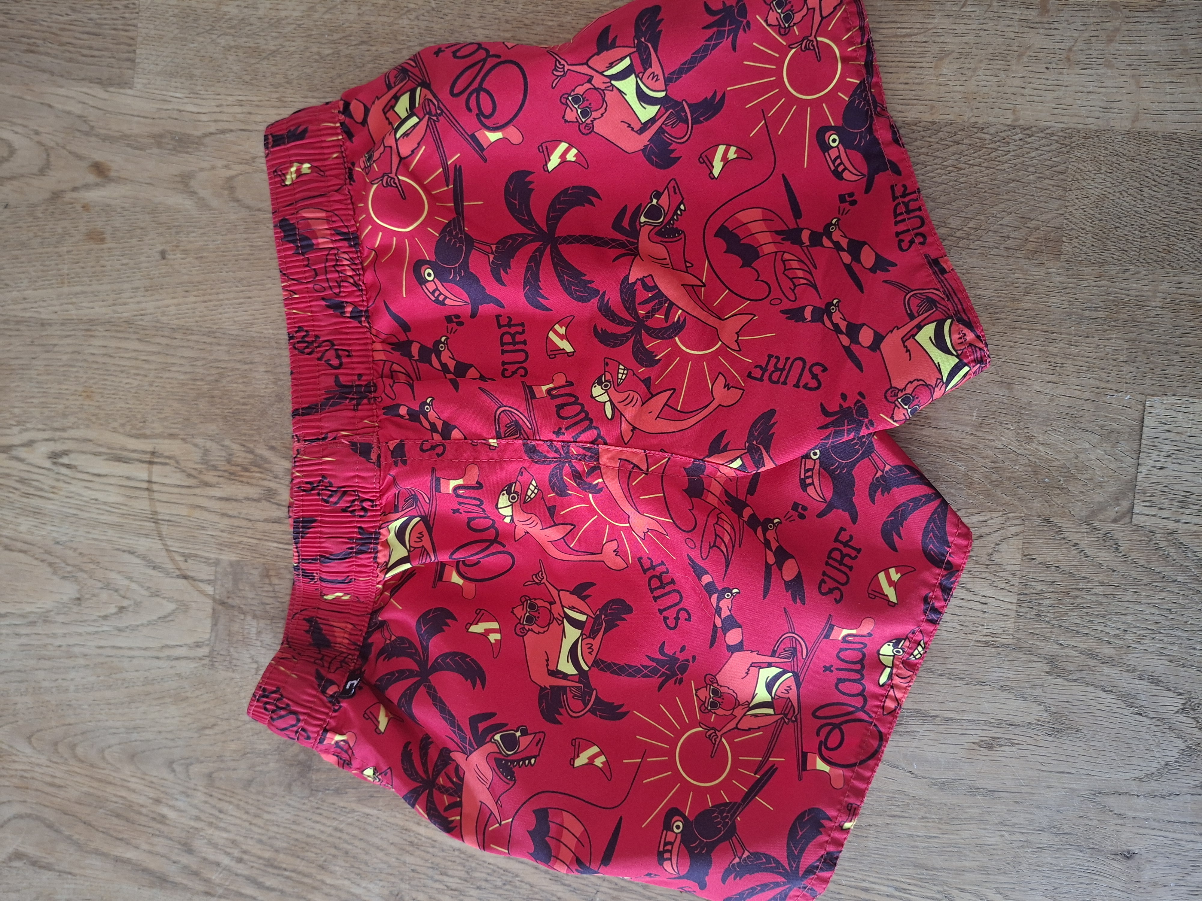 Olaian (Decathlon) zwembroek rood surf print maat 110 nette staat