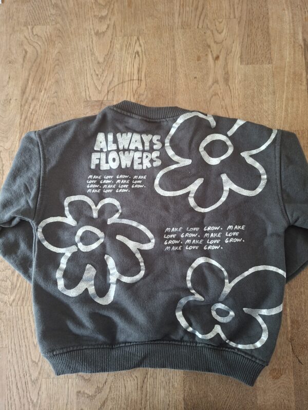 20260418_162427 Zara sweater "Always Flowers" antraciet bloemenprint maat 104 nette staat