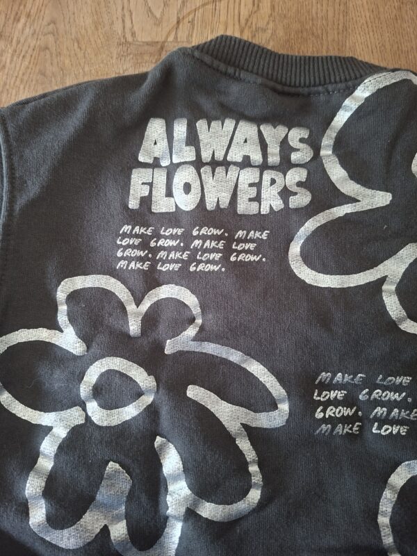 20260418_162430 Zara sweater "Always Flowers" antraciet bloemenprint maat 104 nette staat