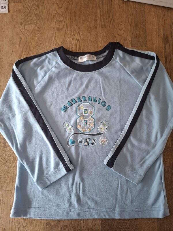 Hao Jiu longsleeve lichtblauw "Makerasion 8 Boss" pailletten maat 8 jaar nette staat
