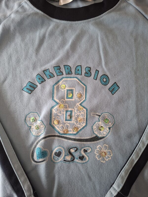 Hao Jiu longsleeve lichtblauw "Makerasion 8 Boss" pailletten maat 8 jaar nette staat