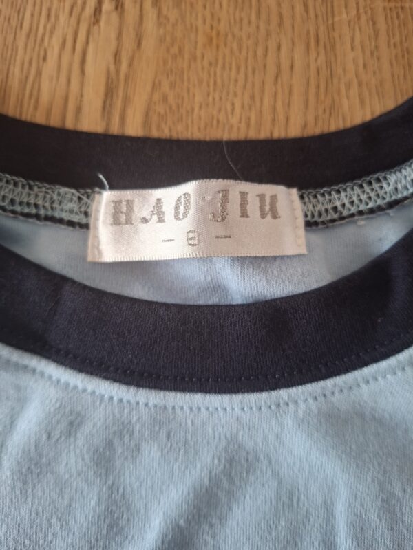 Hao Jiu longsleeve lichtblauw "Makerasion 8 Boss" pailletten maat 8 jaar nette staat