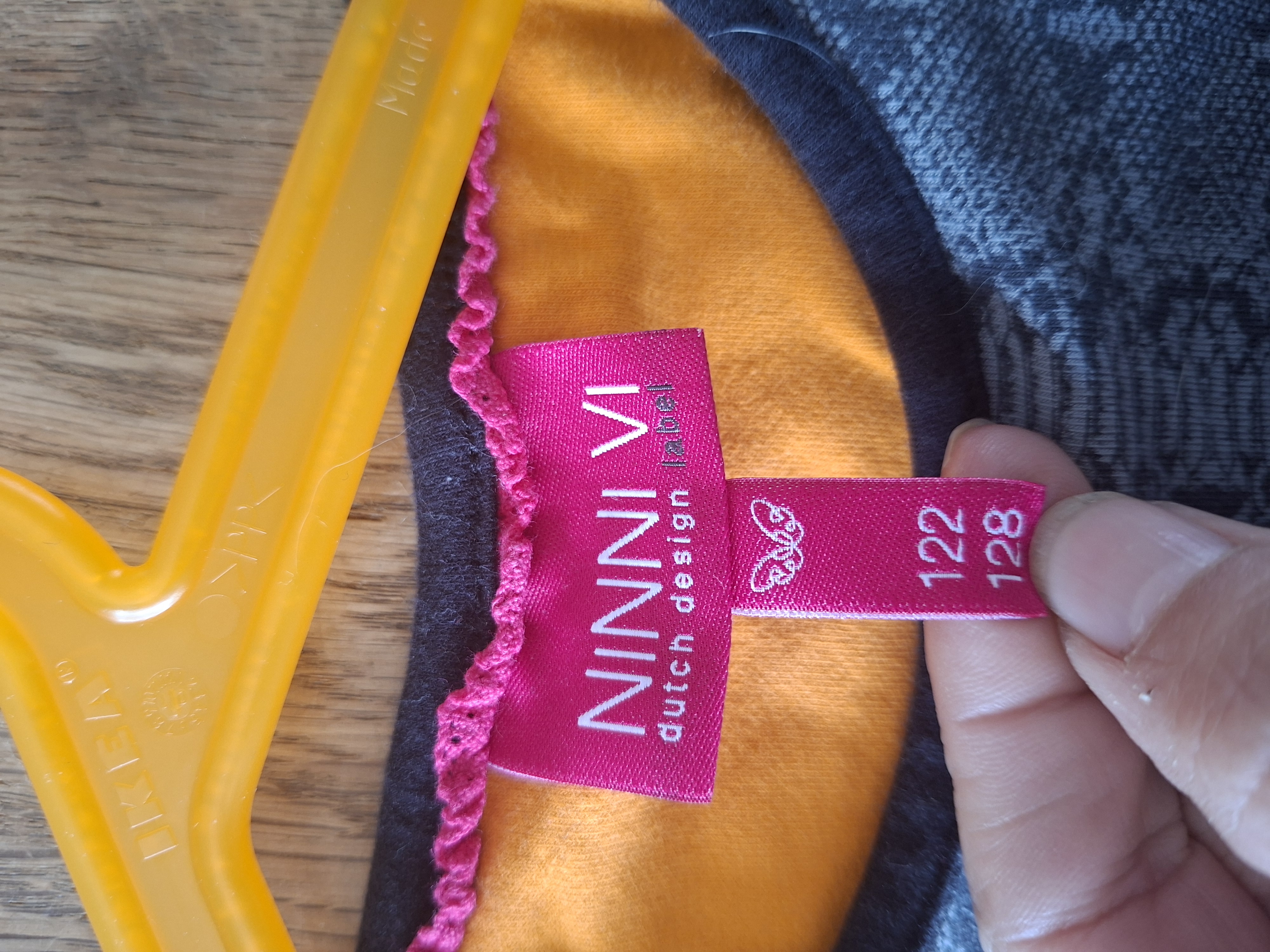 Ninni Vi jurk grijs slangenprint met oranje plissé rok