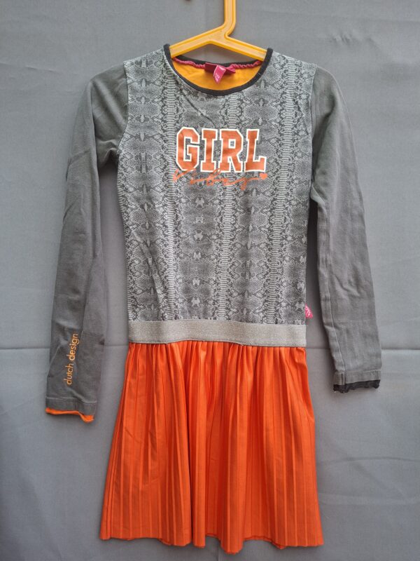 Ninni Vi jurk grijs slangenprint met oranje plissé rok