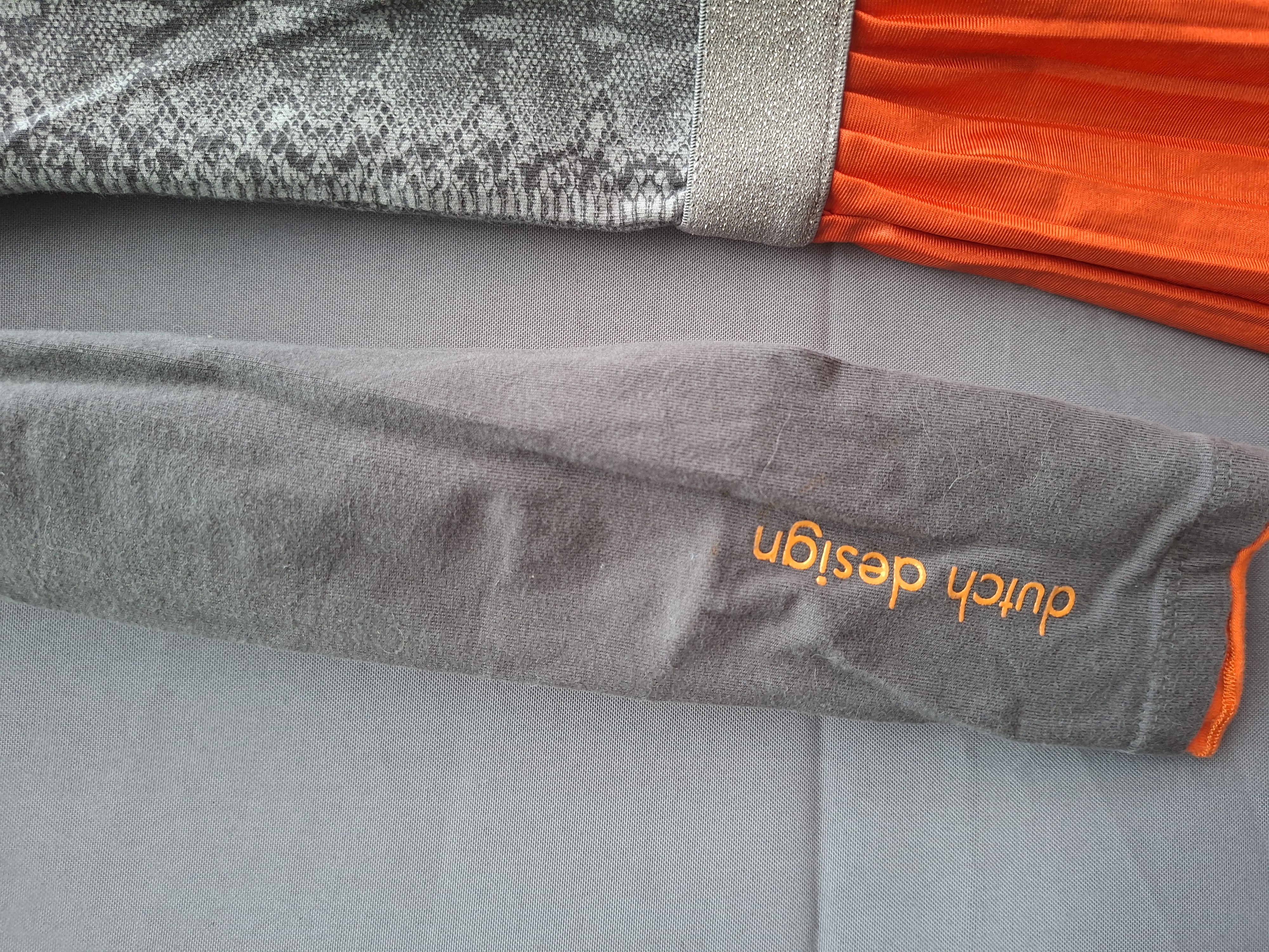 Ninni Vi jurk grijs slangenprint met oranje plissé rok