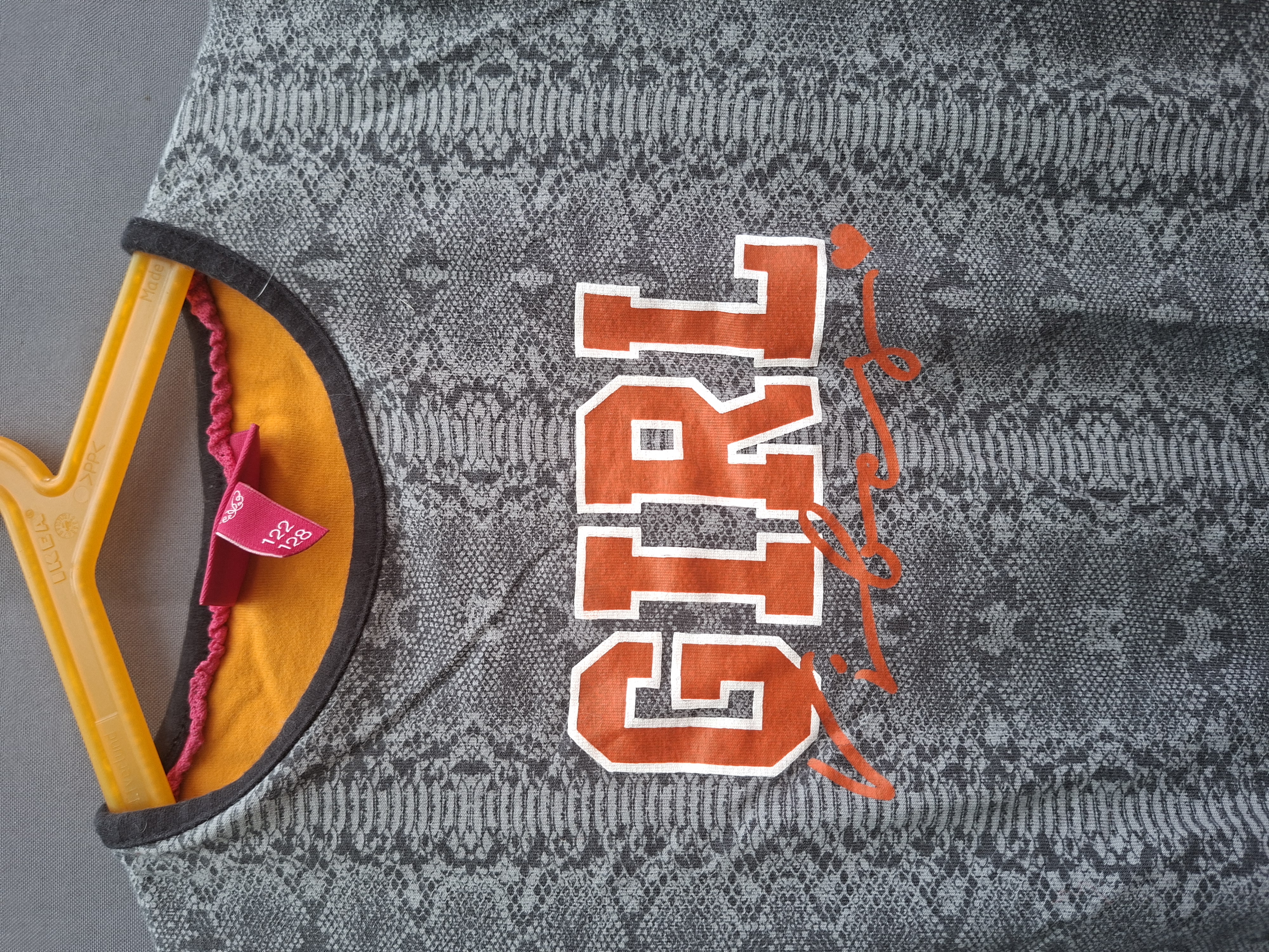 Ninni Vi jurk grijs slangenprint met oranje plissé rok