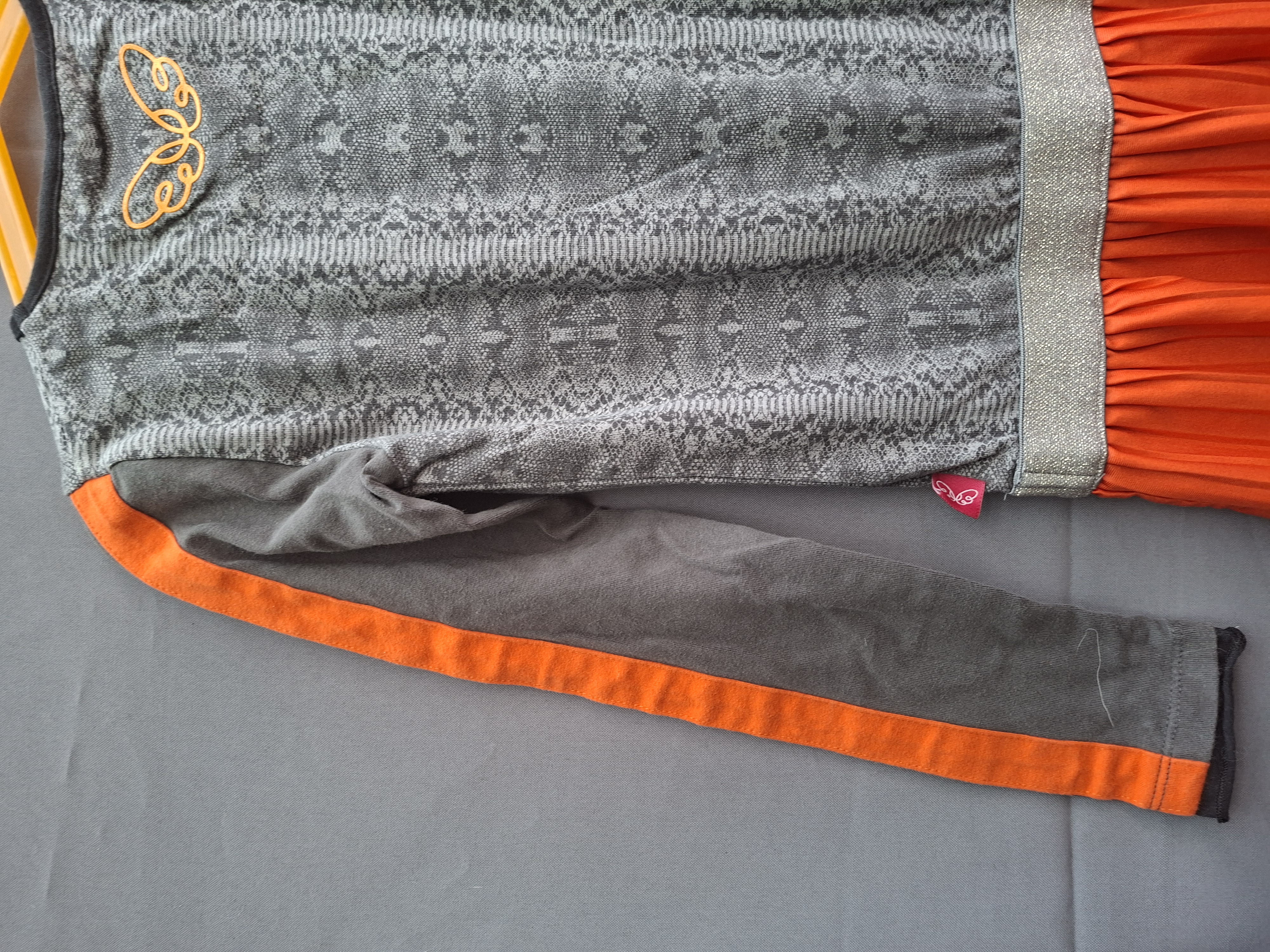 Ninni Vi jurk grijs slangenprint met oranje plissé rok