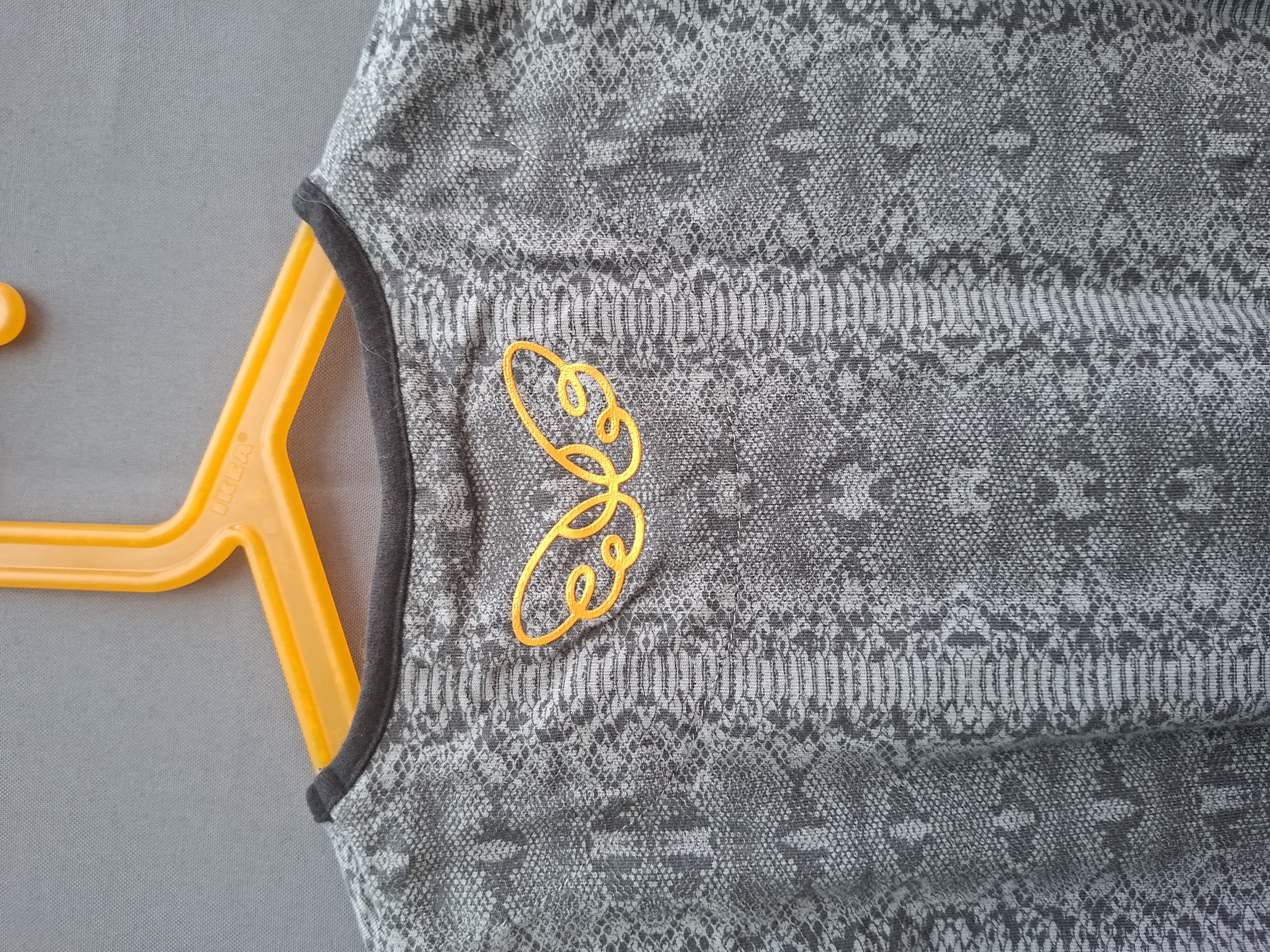 Ninni Vi jurk grijs slangenprint met oranje plissé rok