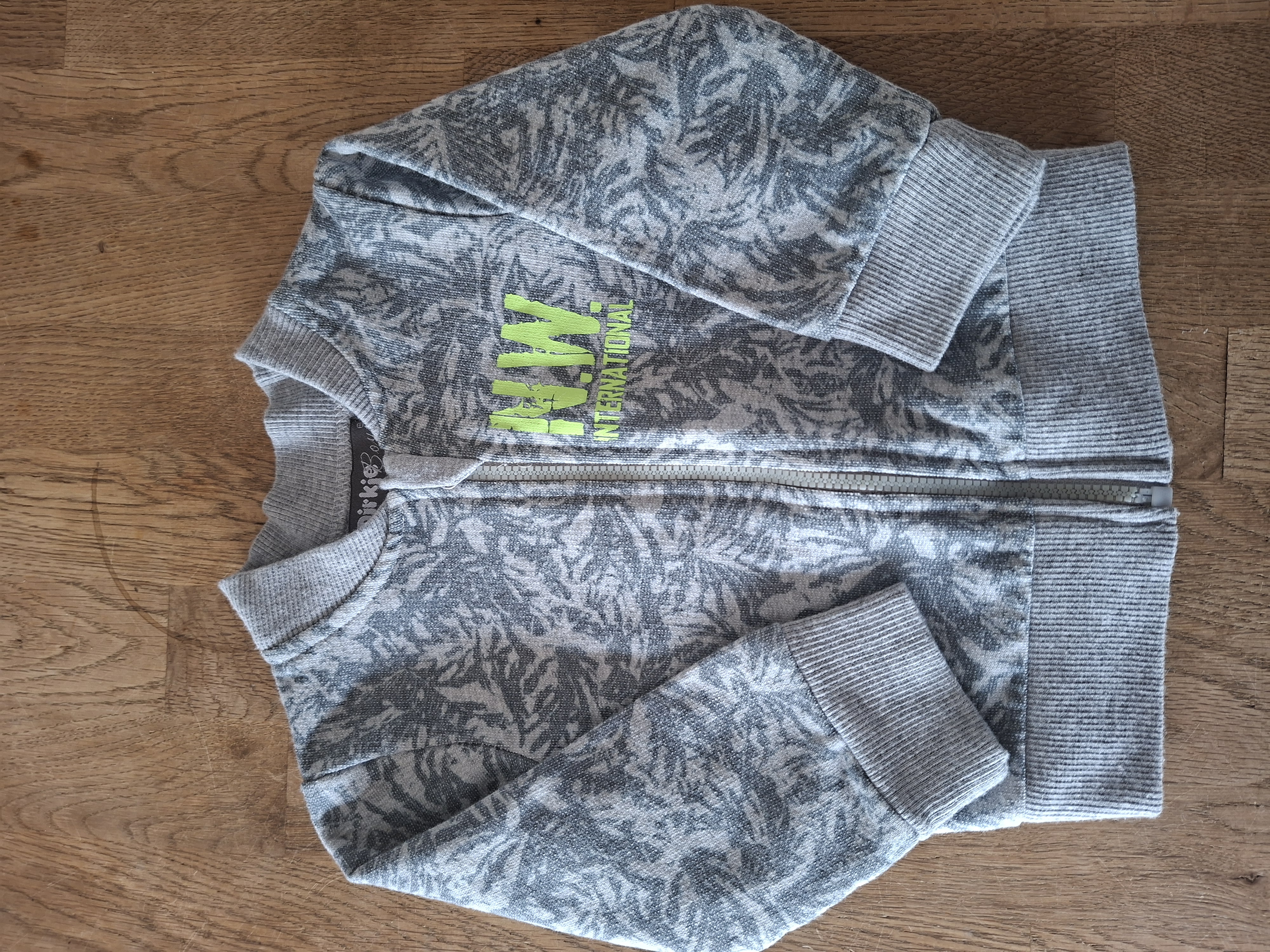 Dirkje Boys cardigan grijs "N.W. International Air Routes" maat 68 nette staat