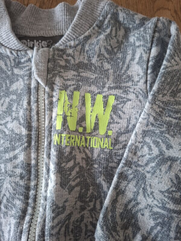 20260418_165501 Dirkje Boys cardigan grijs "N.W. International Air Routes" maat 68 nette staat