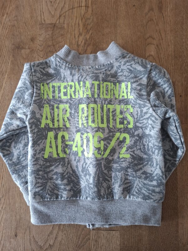 20260418_165523 Dirkje Boys cardigan grijs "N.W. International Air Routes" maat 68 nette staat