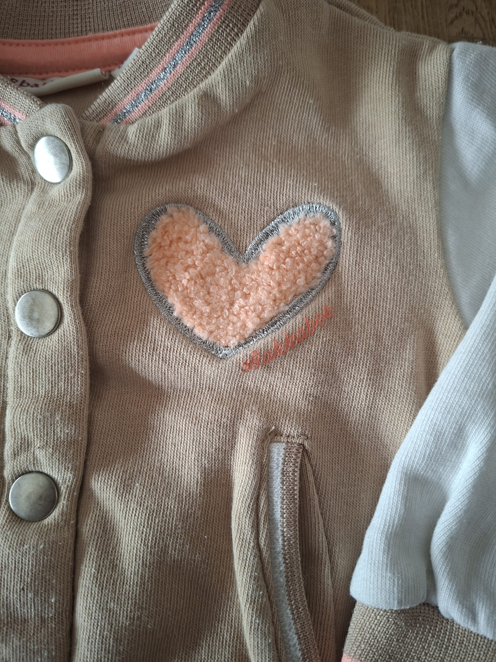 Bakkaboe baseball jasje beige "Let Love Rule" maat 80 nette staat