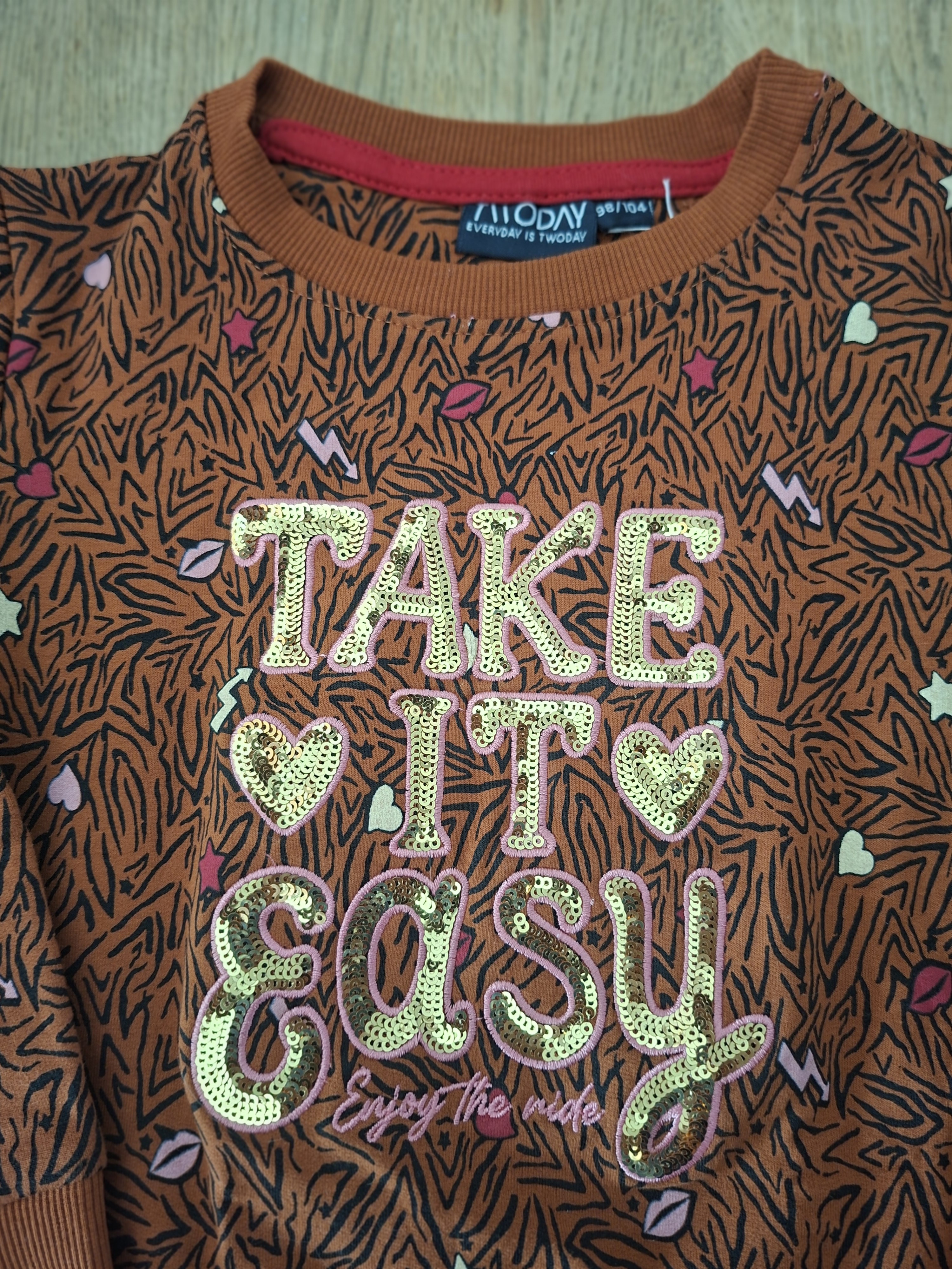 Twoday sweatjurk bruin tijgerprint "Take It Easy" pailletten maat 98/104 nette staat