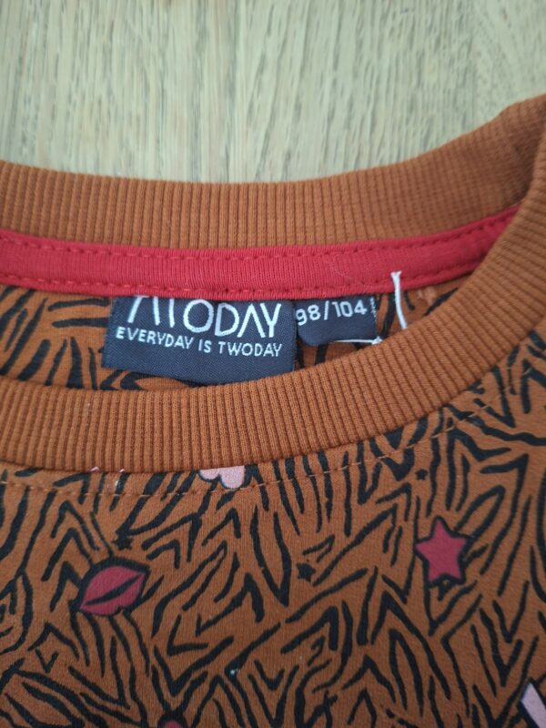 Twoday sweatjurk bruin tijgerprint "Take It Easy" pailletten maat 98/104 nette staat