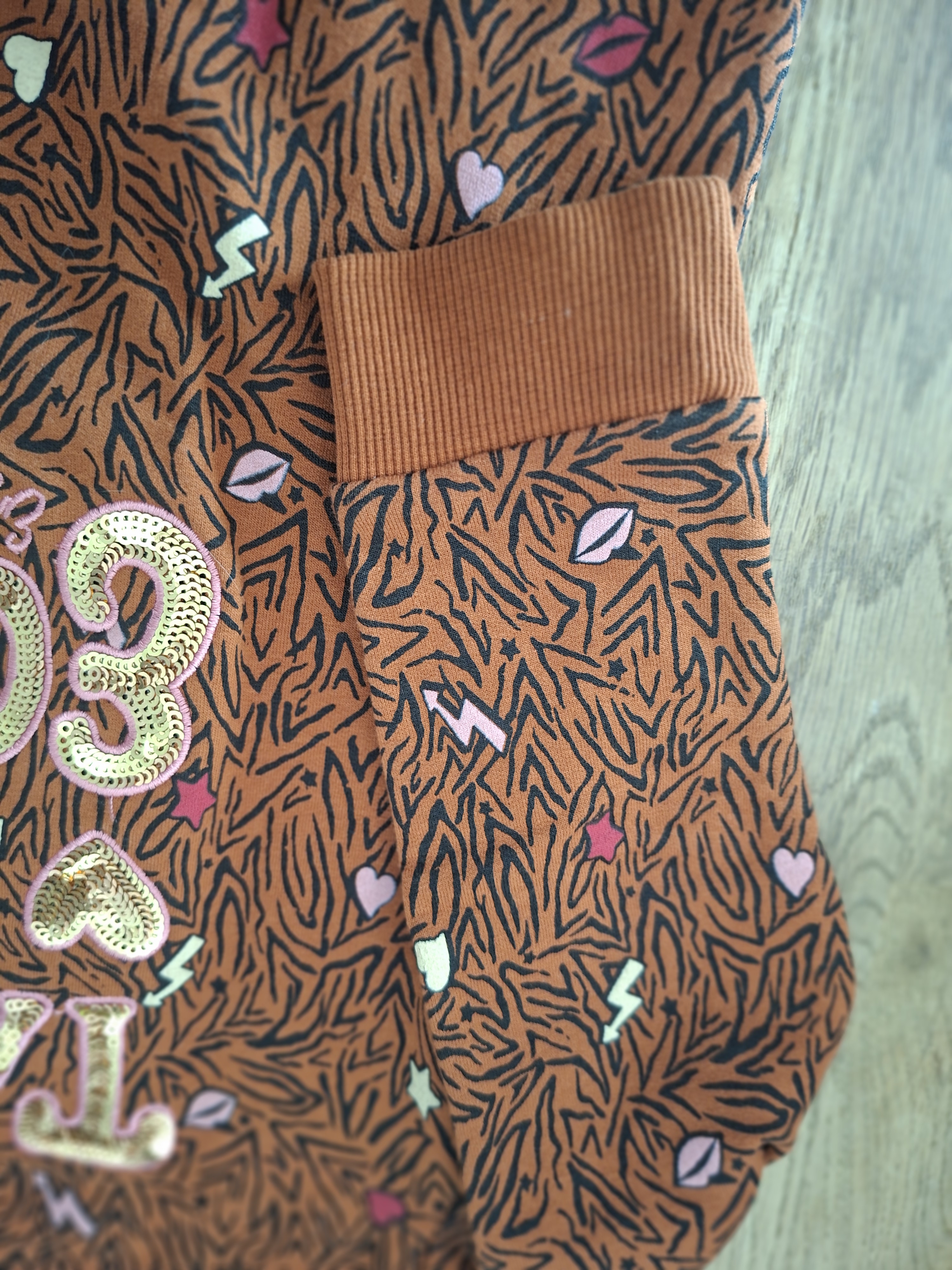 Twoday sweatjurk bruin tijgerprint "Take It Easy" pailletten maat 98/104 nette staat