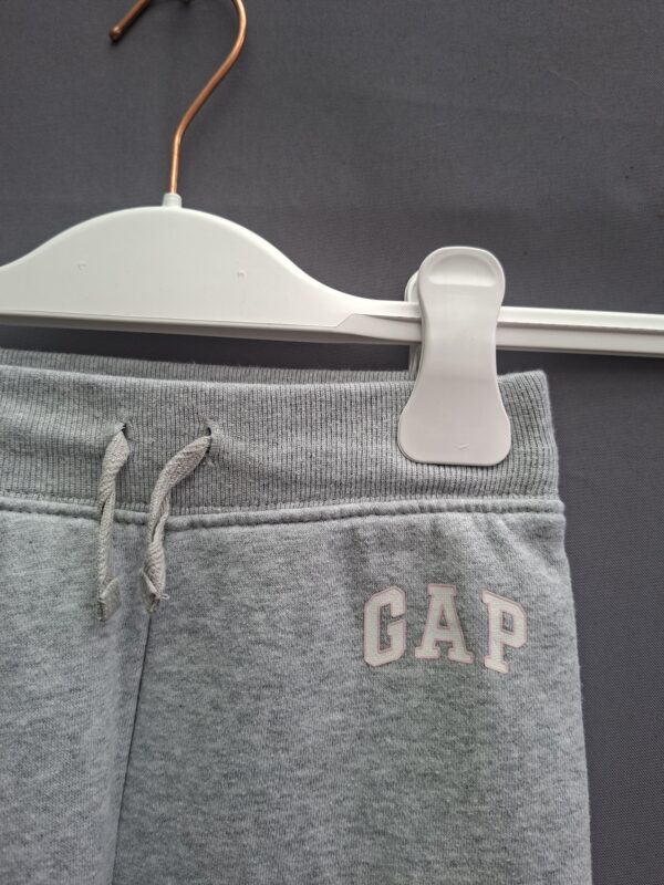20260503_092035 Baby Gap jogger grijs maat 104 nette staat