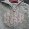 20260503_092252 Baby Gap vest grijs roze logo rits maat 104 nette staat