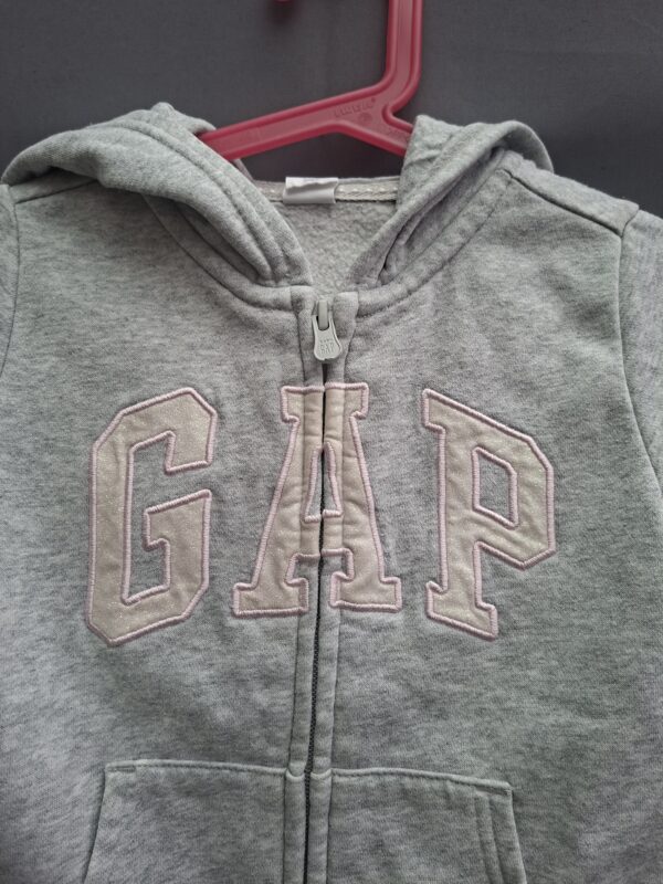 20260503_092252 Baby Gap vest grijs roze logo rits maat 104 nette staat