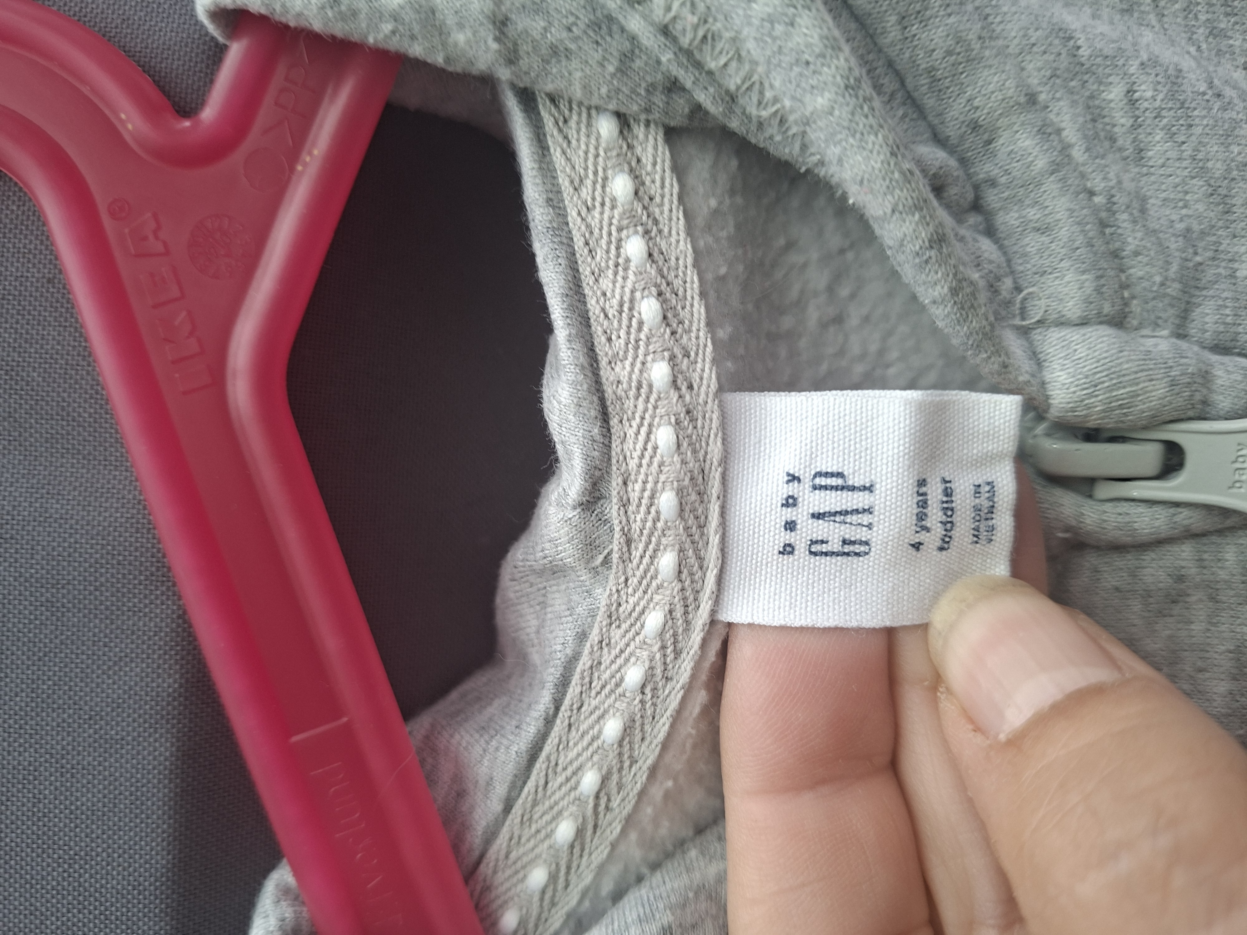 20260503_092257 Baby Gap vest grijs roze logo rits maat 104 nette staat
