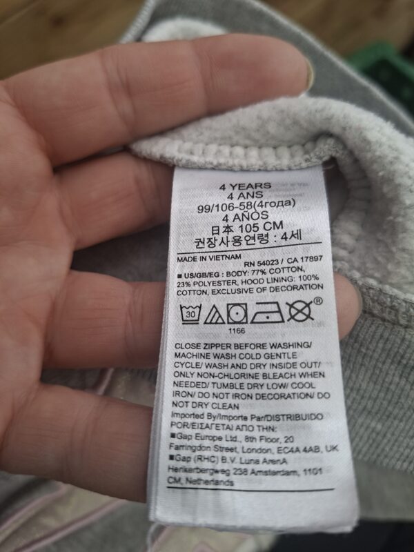 20260503_092324 Baby Gap vest grijs roze logo rits maat 104 nette staat