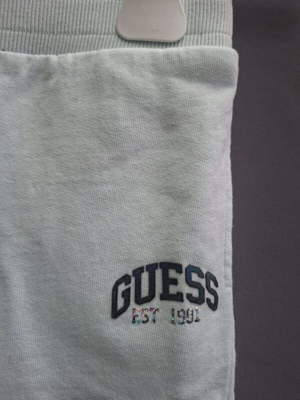 20260503_092422_001 Guess Eco jogger mintgroen maat 104 nette staat