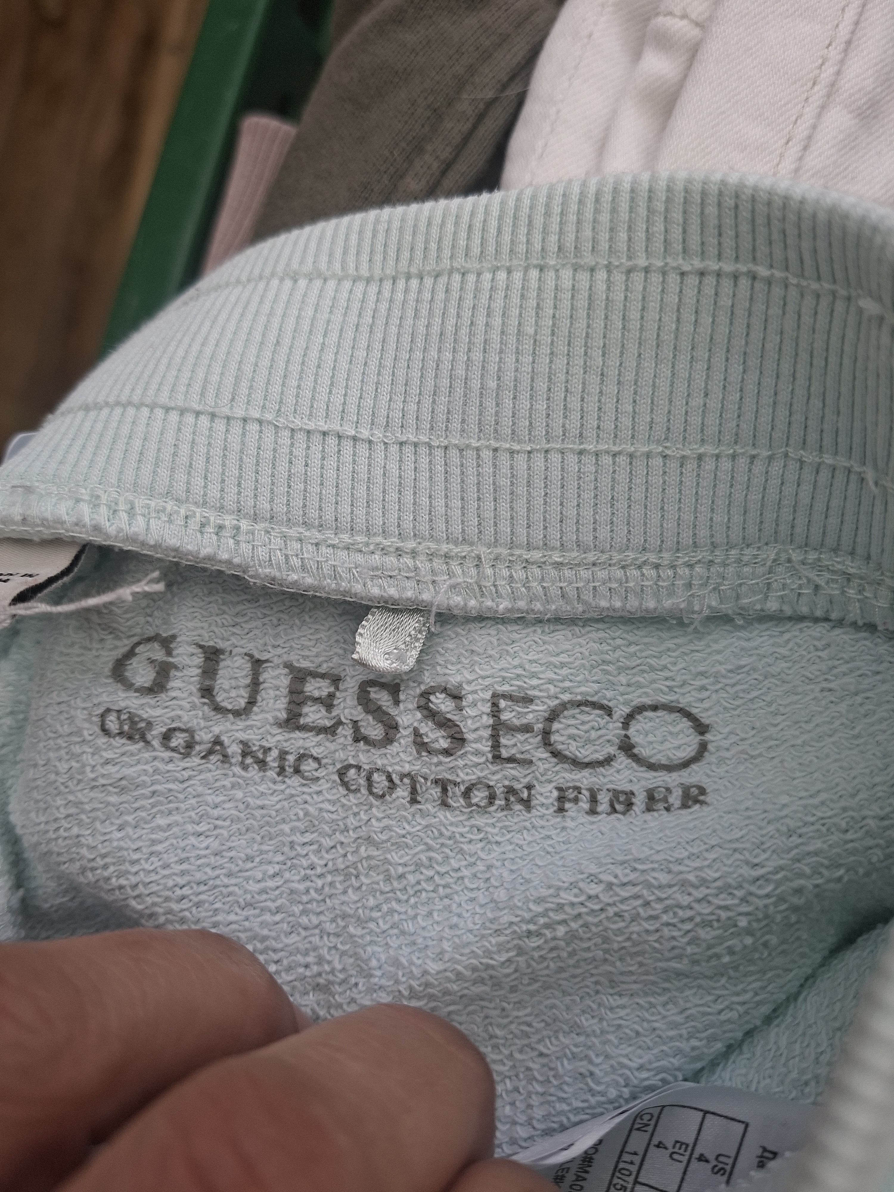 20260503_092507_001 Guess Eco jogger mintgroen maat 104 nette staat