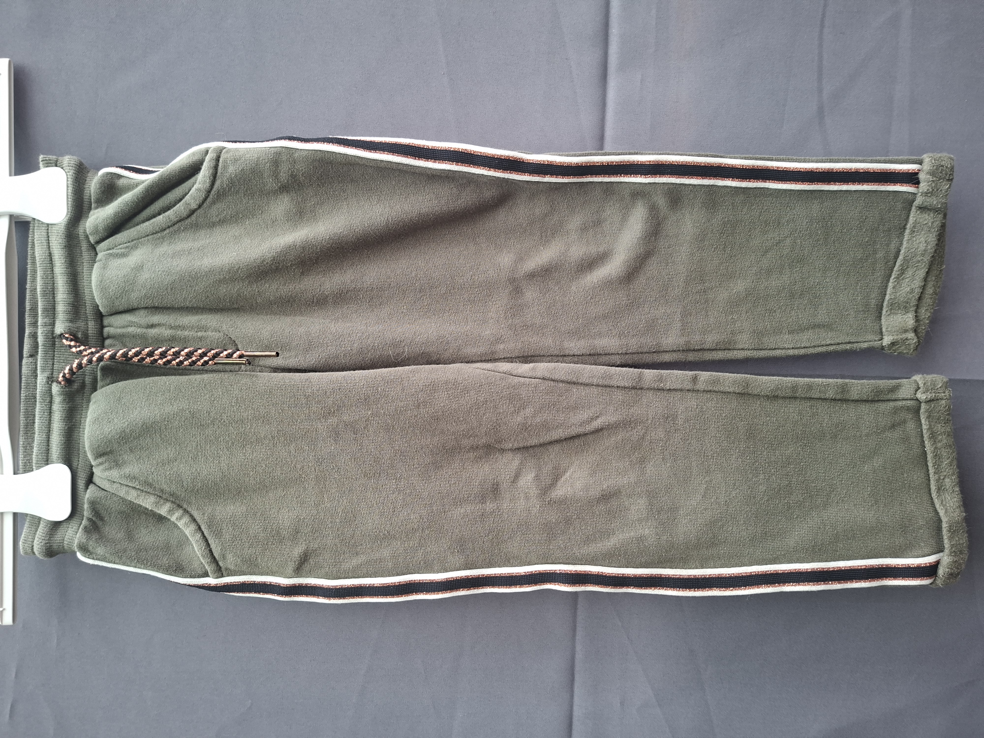 20260503_093147 HEMA joggingbroek khaki groen zijstreep glitter maat 110/116
