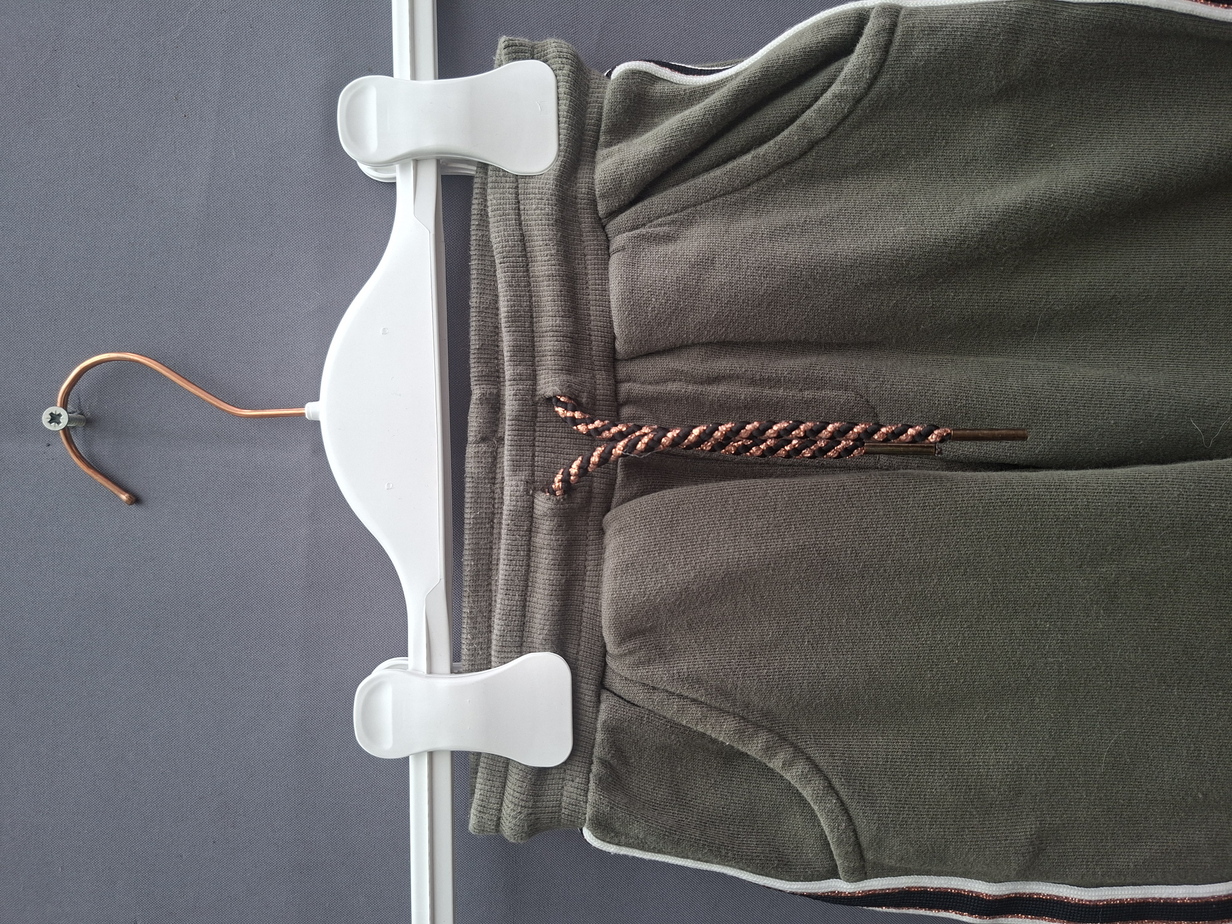 20260503_093149 HEMA joggingbroek khaki groen zijstreep glitter maat 110/116