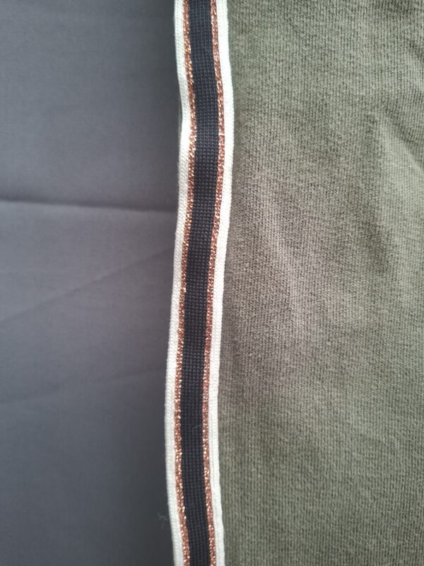 20260503_093152_001 HEMA joggingbroek khaki groen zijstreep glitter maat 110/116