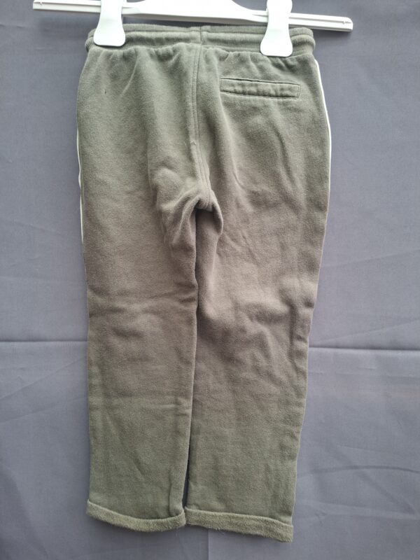 20260503_093202 HEMA joggingbroek khaki groen zijstreep glitter maat 110/116