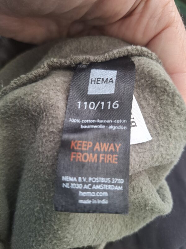 20260503_093245 HEMA joggingbroek khaki groen zijstreep glitter maat 110/116
