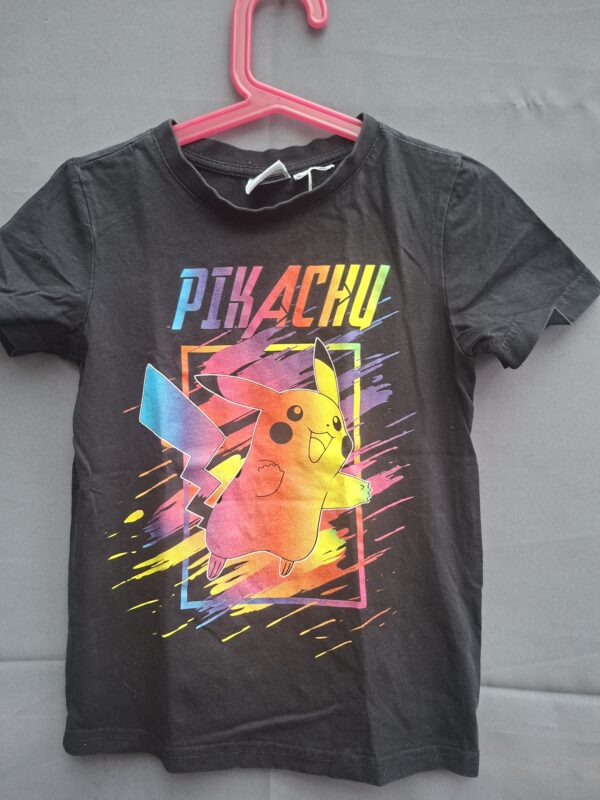 Pokémon Pikachu t-shirt zwart regenboog print maat 122