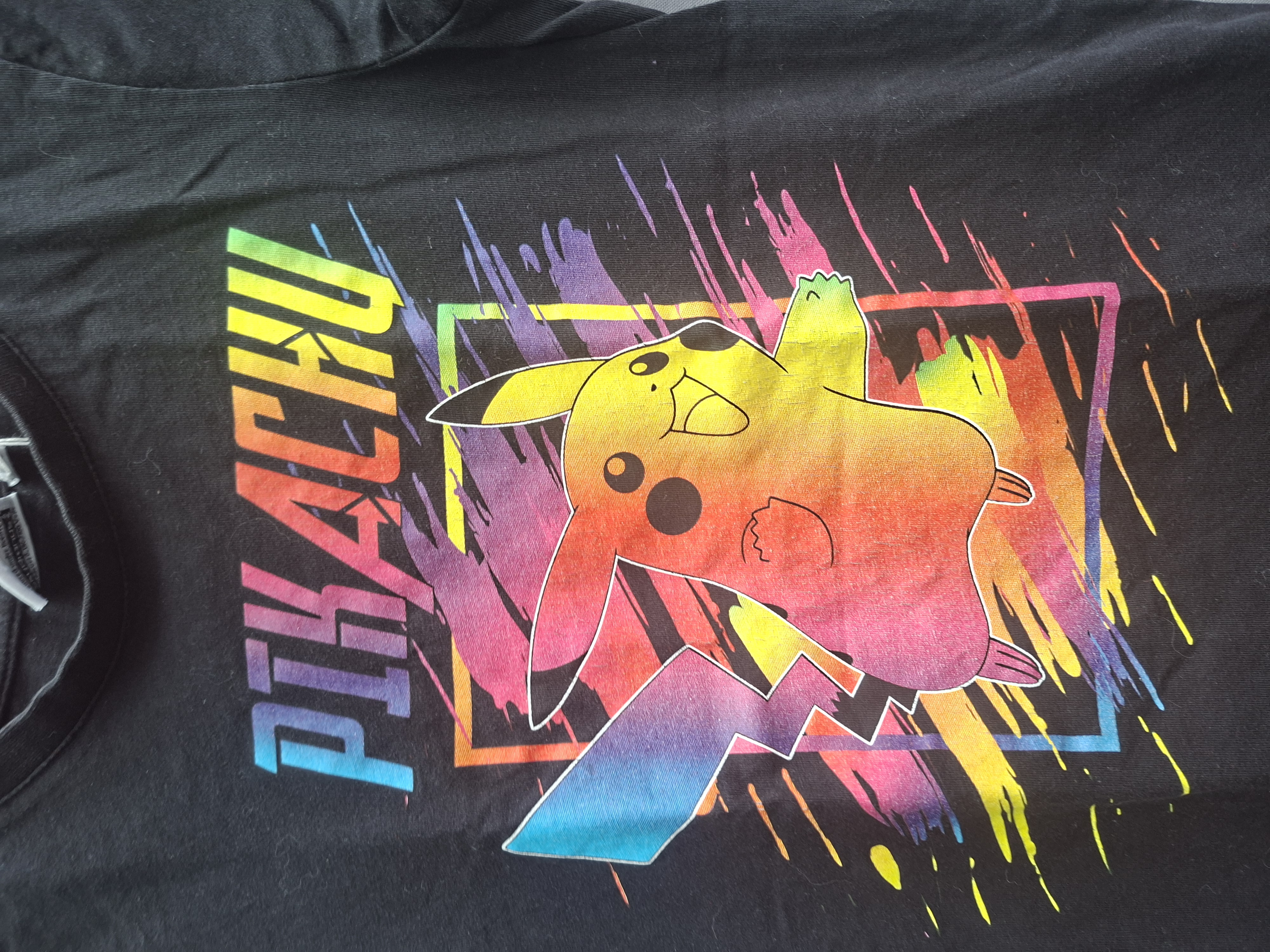 Pokémon Pikachu t-shirt zwart regenboog print maat 122