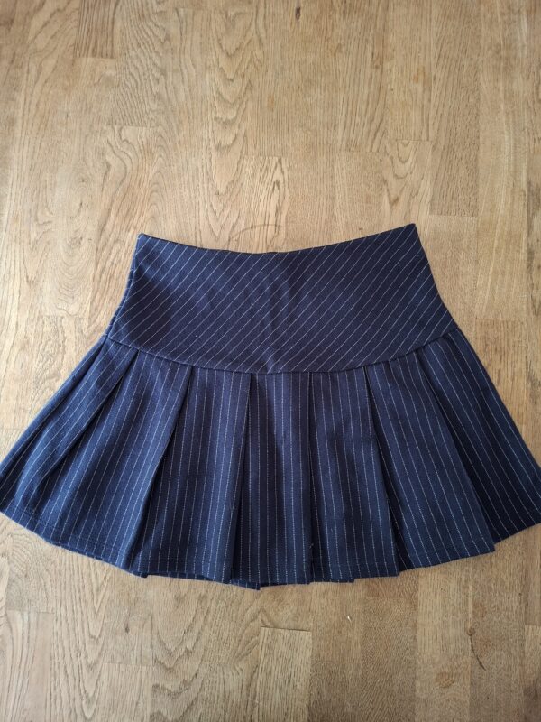 20260505_181003 H&M donkerblauw krijtstreep rokje maat 110/116