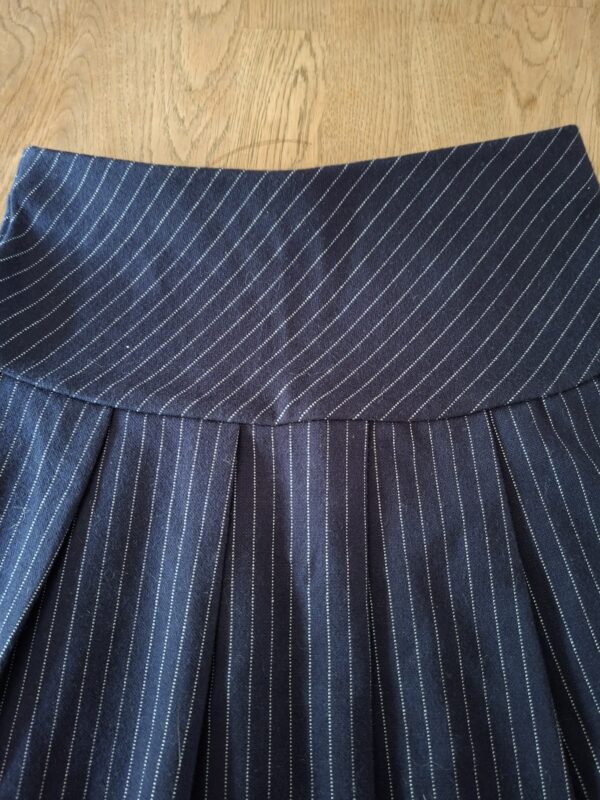 20260505_181005 H&M donkerblauw krijtstreep rokje maat 110/116