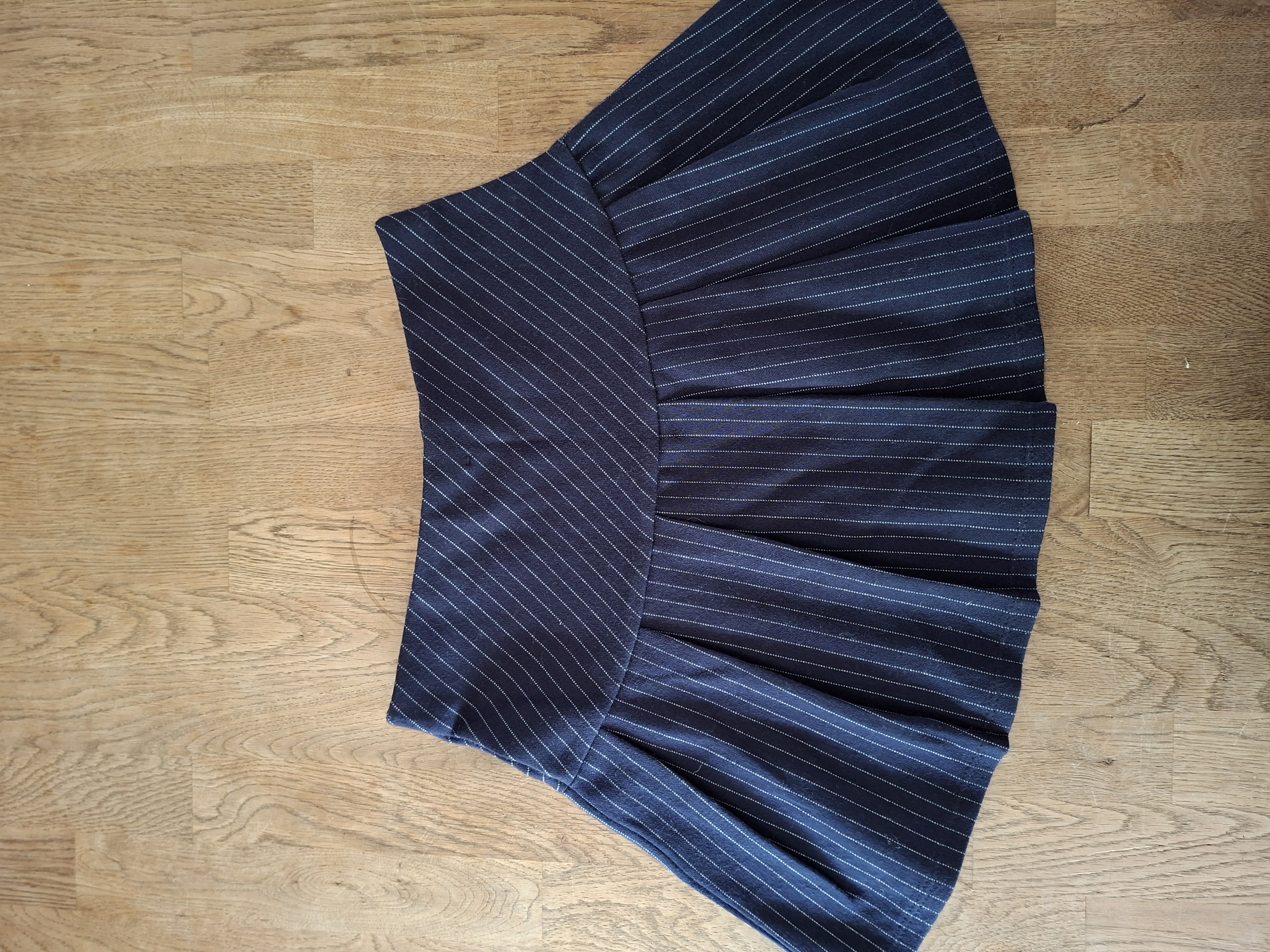 20260505_181020 H&M donkerblauw krijtstreep rokje maat 110/116