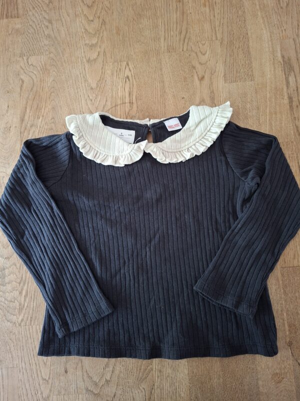 20260505_181509 Zara zwarte ribtop met ecru kraag maat 110