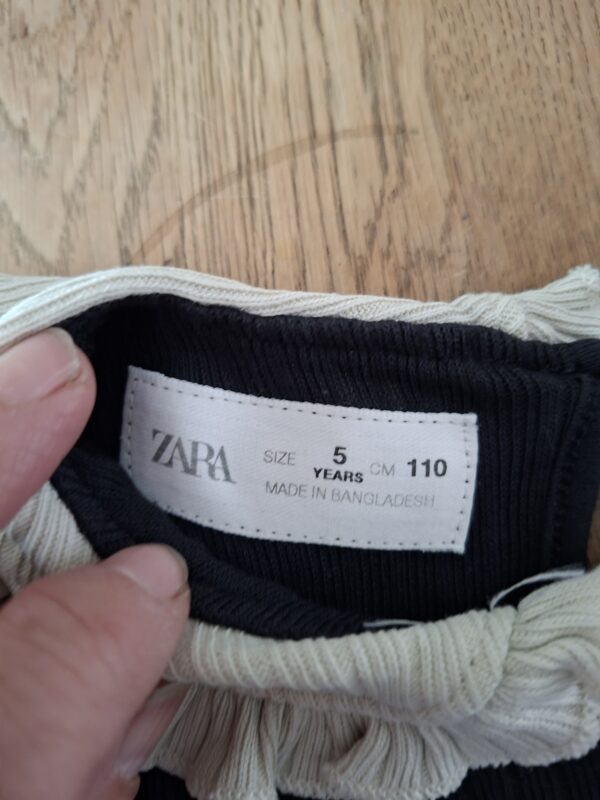 20260505_181513 Zara zwarte ribtop met ecru kraag maat 110